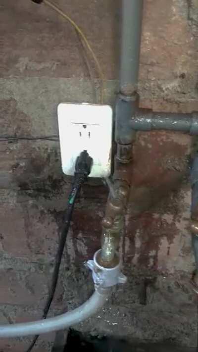 No soy electricista ni plomero, pero creo que esos dos no deberían estar tocándose…