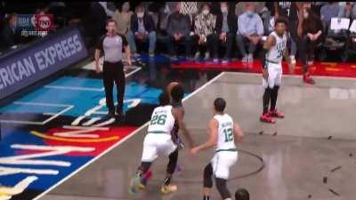 [Highlight] Kyrie showin off the handles