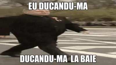 ma duc la baie asteptati pls