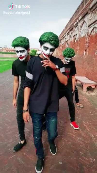 What's a group of jokers? A giggle