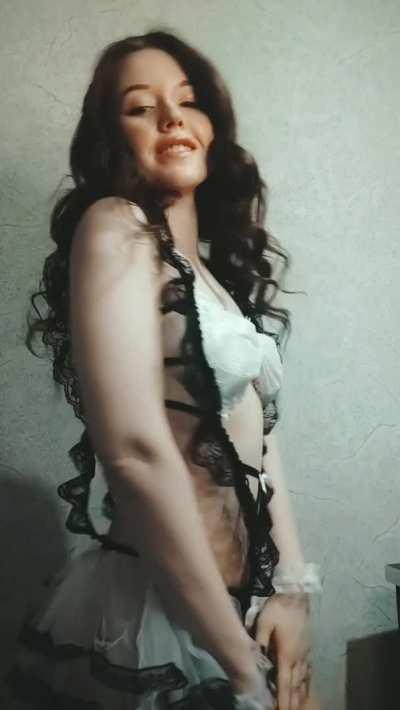 Hi 💕 If you love erotic cosplay and spicy content, sub to my OnlyFans 🥰 I also do customs, dick rates, sexting and so much more 😏