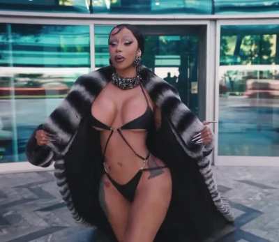 Gyattt alimighty Cardi !🥵 watch her jiggle in slo mo 