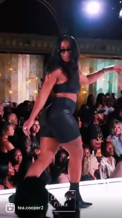 Te'a Cooper Walk 🍑