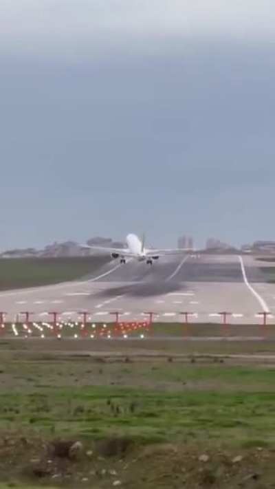 90 km/h winds force plane to abort landing