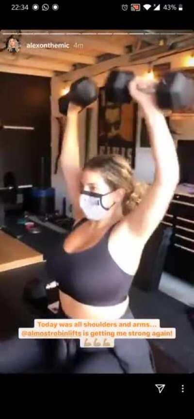 Massive jugs😍😍