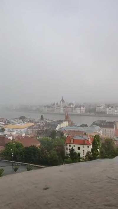 Cozy rain in Budapest with a great view over the Donau onto the Hungarian parliament. The old man doesn't quit his accordion music. [Sound on] 4K 60FPS