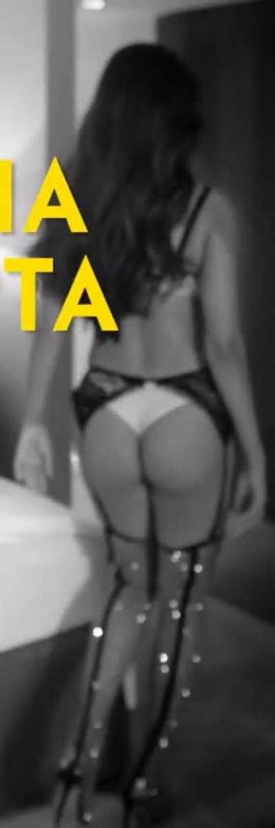 Esha Gupta Ass Show super slowed for max pleasure