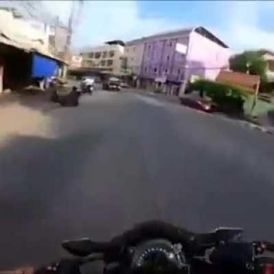 Байкер видит маленькую девочку с припадком, застрявшую в пробке, и мчится вместе с отцом в больницу на своем мотоцикле