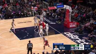 [Highlight] Landry Shamet Harnesses the Power of the Headband to Sky Over Brook Lopez for the Poster