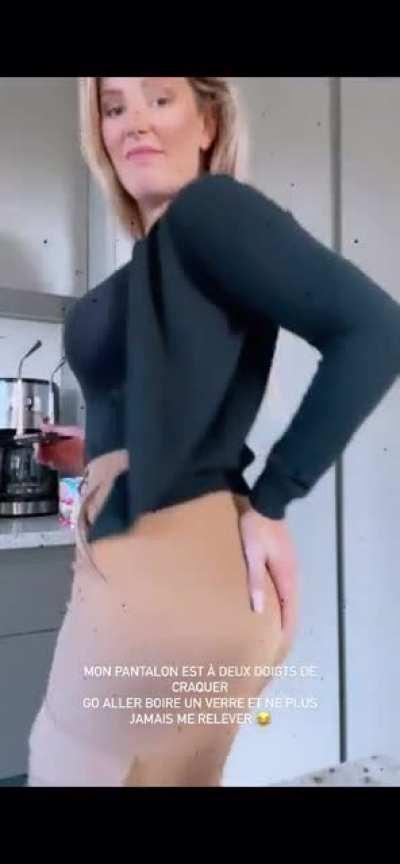Elle montre bien ses fesses 🤩