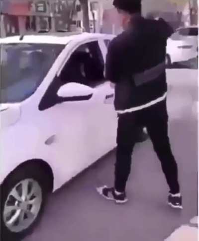 KiNd MaN hElPs OtHeR mAn WiTh TrAsH