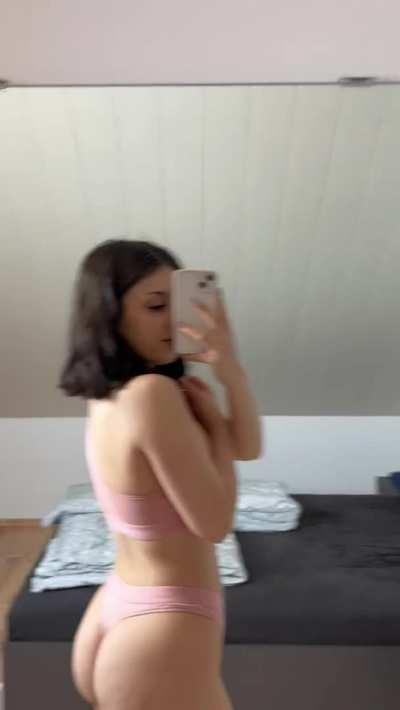 Hi to the 5 horny guys who will see this 🙈