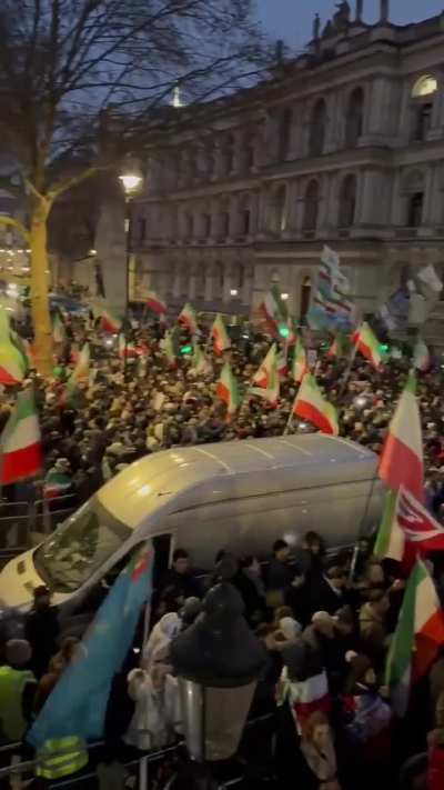 突发新闻：今天，超过3万名伊朗人、犹太人和英国爱国者走上伦敦市中心的街头