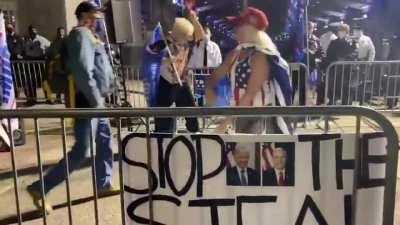 Right-wingers sing along to Far-Left political band, Rage Against the Machine, at a political event, again 🤦‍♂️