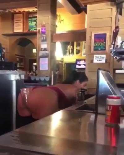 They way this bartender serves beers