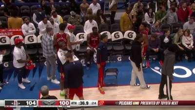 [Highlight] Zion turns over the ball and one of his shoes in the clutch, as Jabari Smith Jr. gets an easy two at the other end to put the Rockets up by 4 (with a replay).