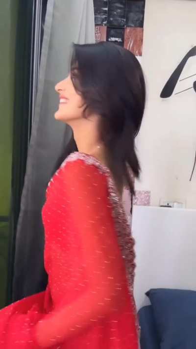 Ye ek aur kutiya jo aisi reels daalti hain aur fir wahi feminism ka randirona karti hain. Her name is Sanchi Rai kya mast maal hain saali. Aisi item pe toh zabardasti chadna hain apne bhailog ke saath consent ki mkc.