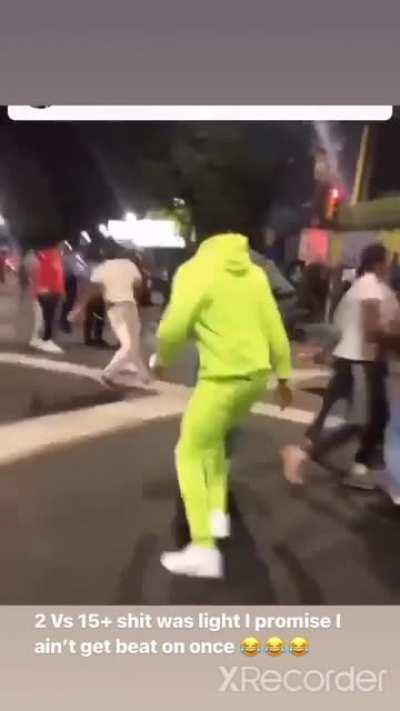 fighting right in front of the cops, eh they not shooting though so it doesn't matter