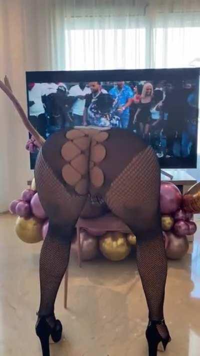 If even 4 guys see my thick 45 inch latin ass i'll celebrate and fuck myself ☺💗