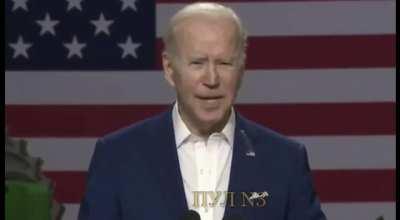 Критика сверху: На Байдена во время речи о том, что в росте цен в США виновата Россия, нагадил голубь.