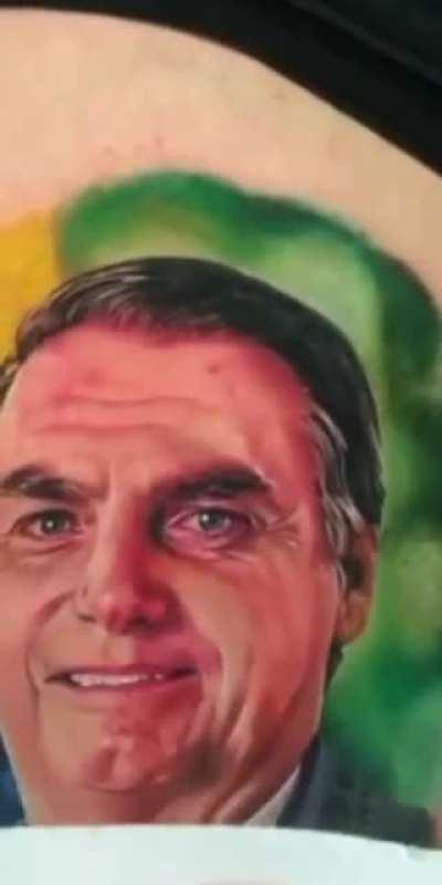 Homem tatua rosto de Bolsonaro no próprio corpo