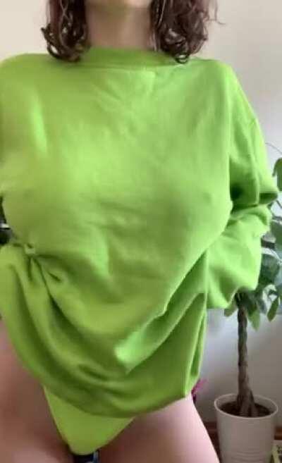 Let's start this weekend with a cute titty flash😇