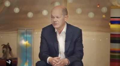 На видео канцлер Германии Олаф Шольц рассказывает детям про ужасного убийцу Путина и чудом выжившего героя Навального. Ебать это дно конечно. Такой низкосортной пропаганды никогда и нигде не видел. Сразу видно чей ставленник это недобитышь.