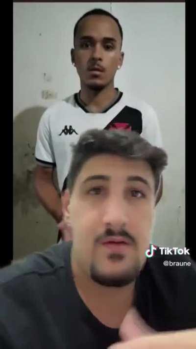 A epopeia de um Vascaino que depois de uma derrota: é assaltado, aceita beber com estranhos e não entra em contato com a família por 2 dias. Isso enquanto a família aparecia na Record.