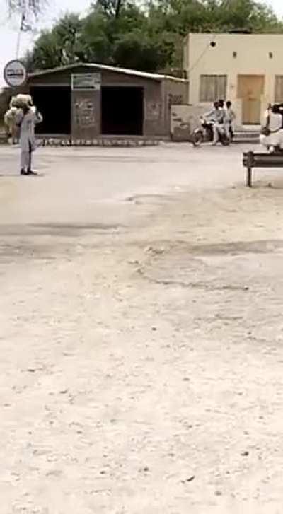 Kache Ke Dakait, Widely Firing on road without any fear from Police.