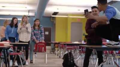 Violência é uma pergunta. E a resposta sempre será sim. (E com Giorno theme fica muito melhor)