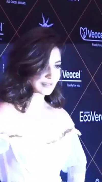 Anushka Bhabhi looks just stunning. Dreamy stuff