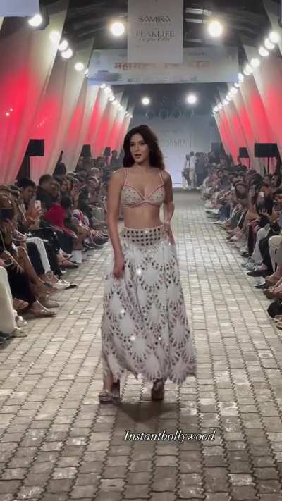 Shanaya Kapoor hot catwalk 