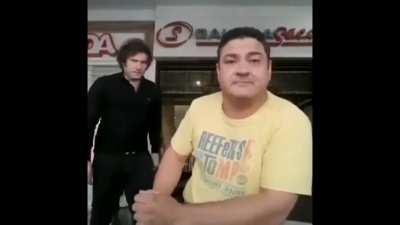 Milei mata a un comunista (triste)