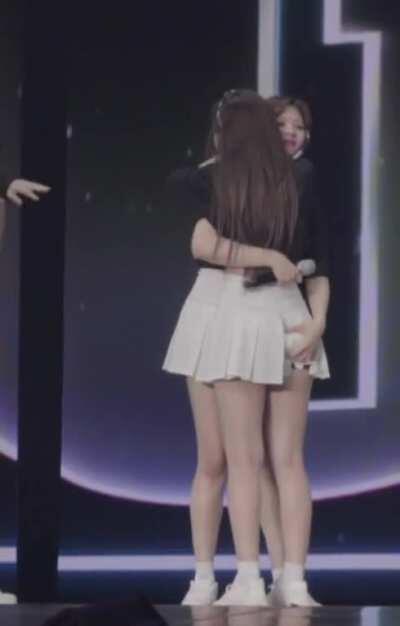 TWICE - Jeongyeon & Nayeon