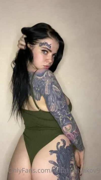 She flashing them yitties