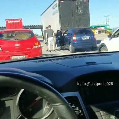 Como q o cara meteu a vaca dentro dum Onix