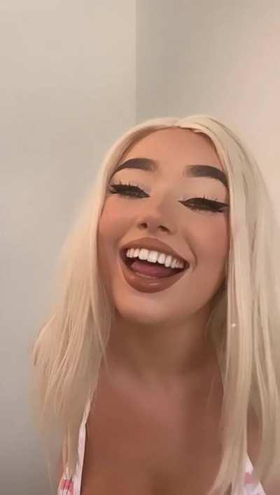 My inbox is on autoreply, everyone that upvotes gets 6 free nudes and a video in their dms!