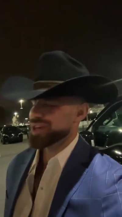 Lip Gloss be Poppin along with his shirts buttons 💀