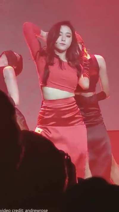 Gahyeon o<-<