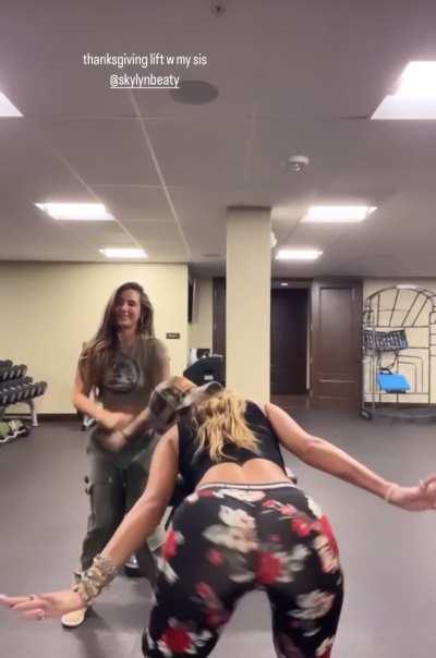 With her sister Skylyn , Instagram story November 2023