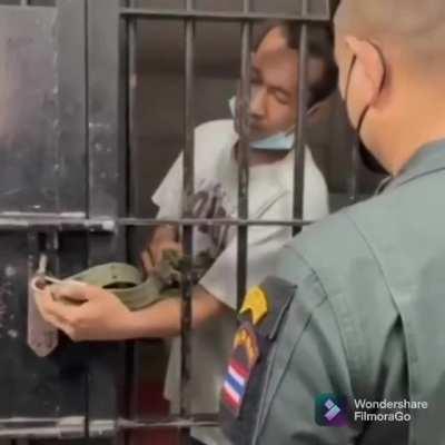 Man demonstrates how he break the cell lock