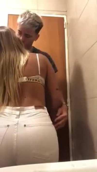 Q buena chava, q rico la chupa