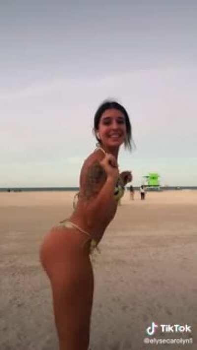 PAWG with the WOBBLY CLAPPERS again