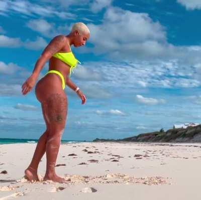 She would make millions on onlyfans