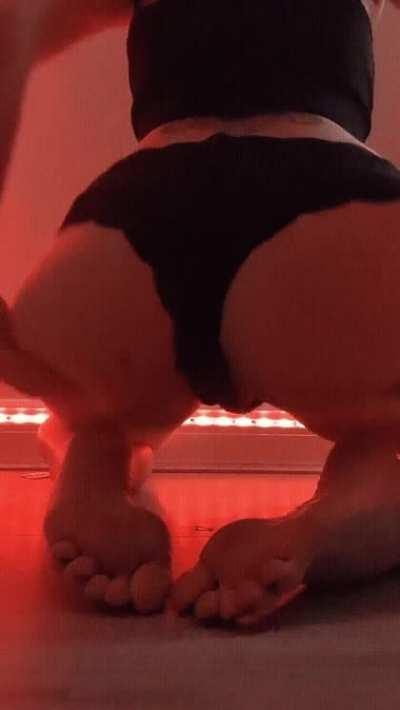 Twitching to have my toes sucked 🤤🤤🩷