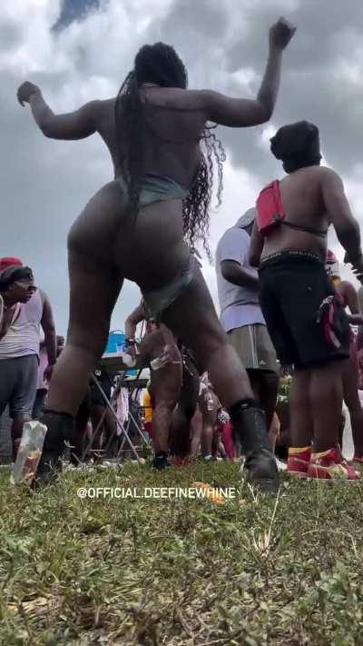 A bit of sun on a cloudy day @official.deefinewhine