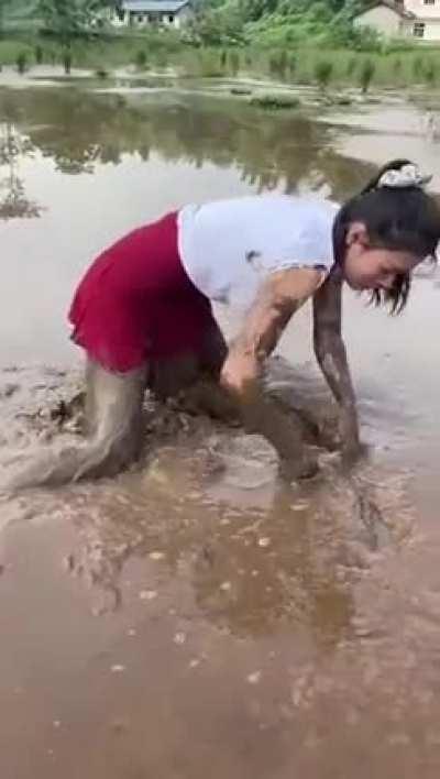 могла бы снять юбочку и кофточку,зря пачкала