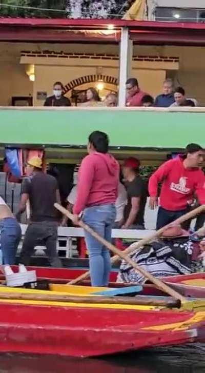 Se desata campal en trajineras de #Xochimilco.
Se desconoce el motivo de la bronca.