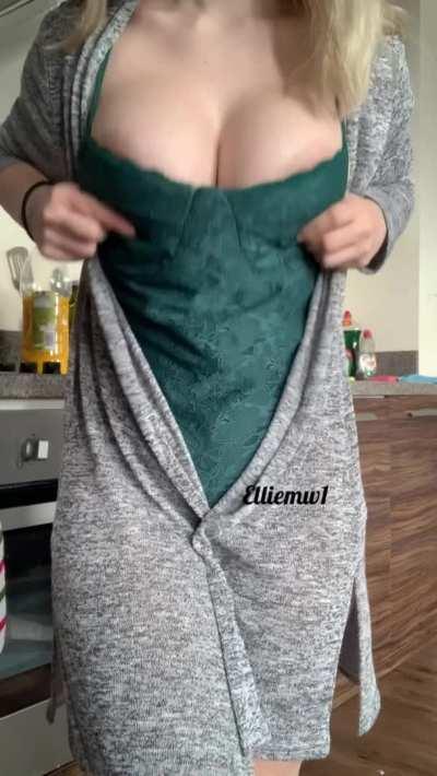 In case you didn’t get your daily dose of busty blonde girls 😉