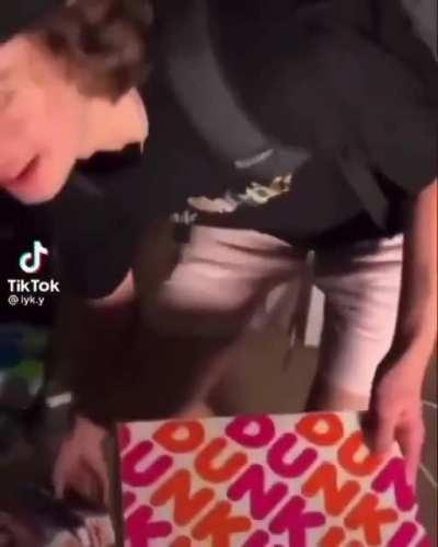 🗑️🏀 >——🍩